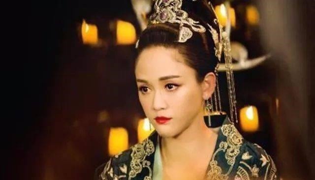 长生不老#皇帝无意出丑,小宫女没忍住笑出了声,谁知这一笑却改变了命运