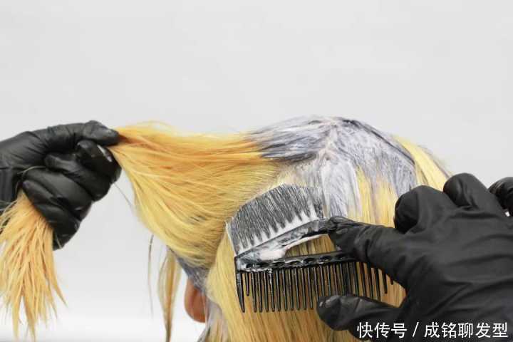 不用“漂色”不用“退色”，黑发一步染到位的生活色，显白又高级