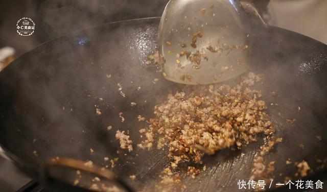 制作担担面|一碗好吃的担担面,关键在于料,才知道这配料必不可少的食材是它