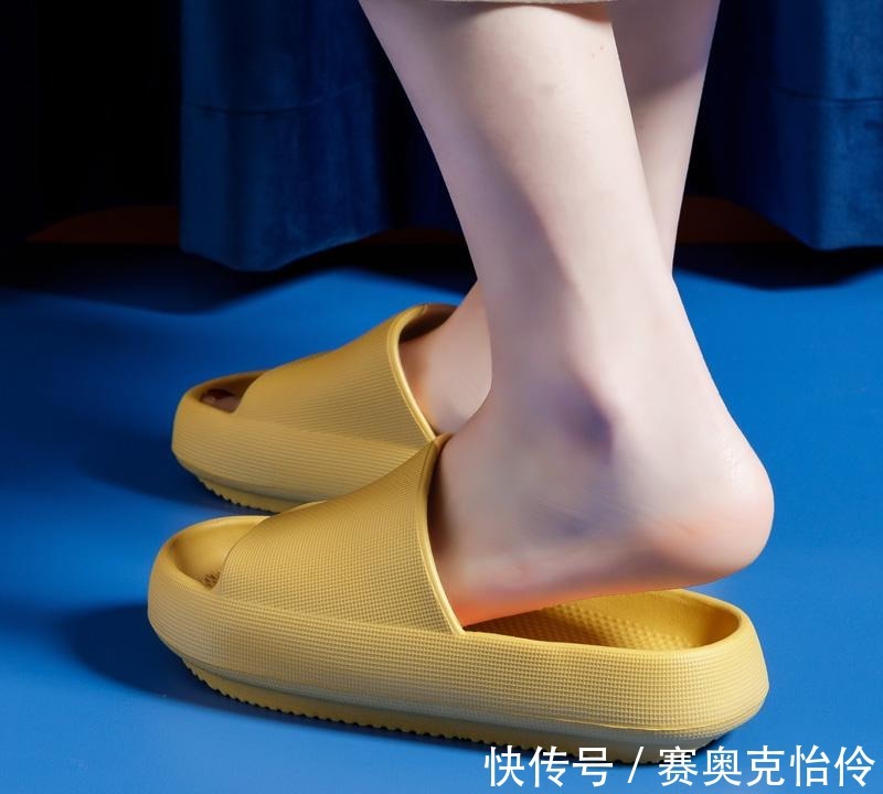ev去年的拖鞋就别穿了，看我媳妇脚上穿的，舒适更减龄
