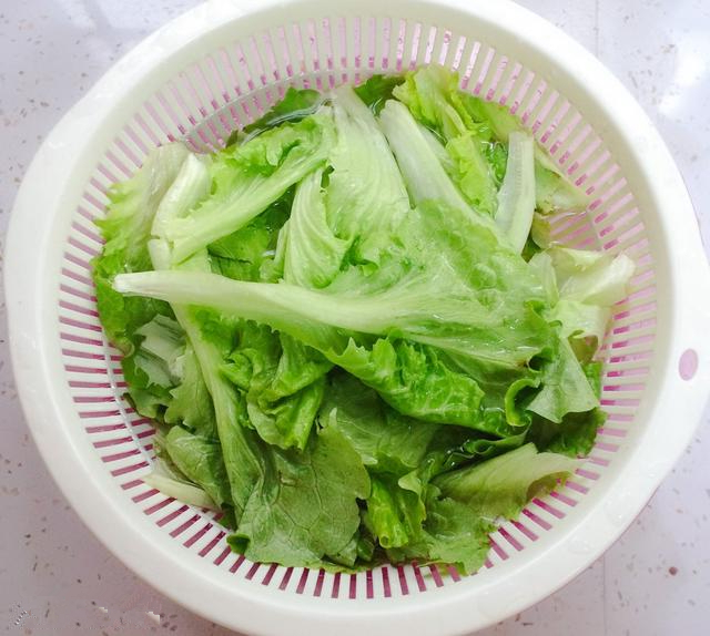 这道菜号称刮油神菜,两块钱能做一大盘,爽脆可口,家人要多吃!