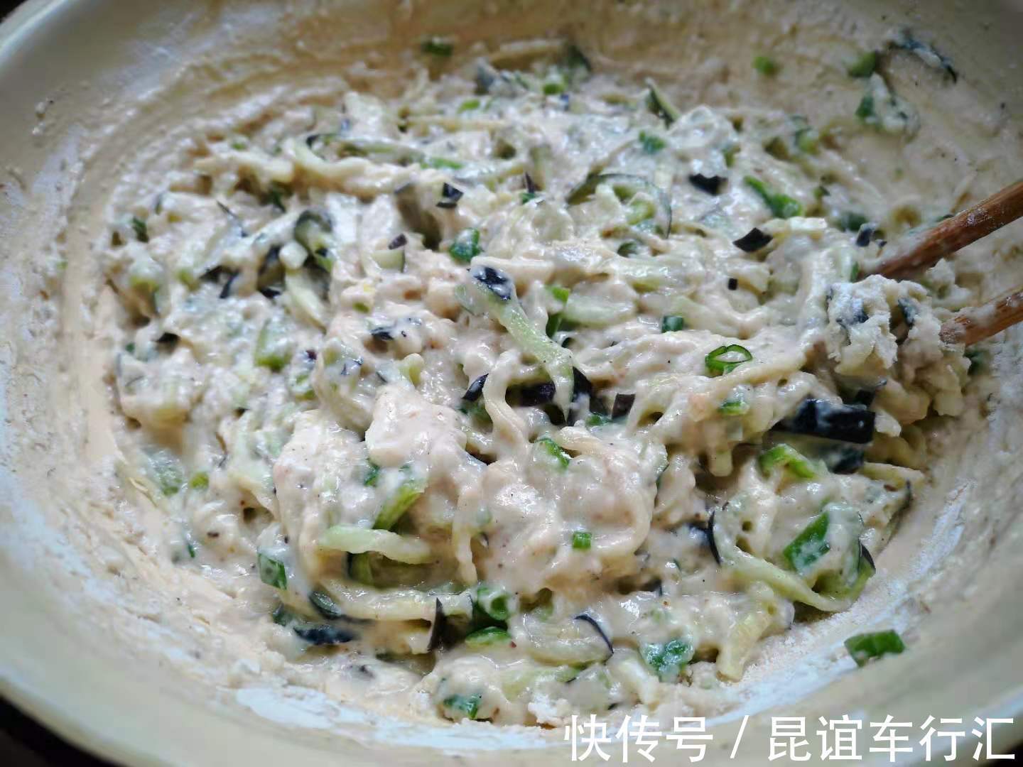 小面姨|夏天,这食材别只懂凉拌了,切成丝上锅煎一煎,鲜香软嫩好消化!