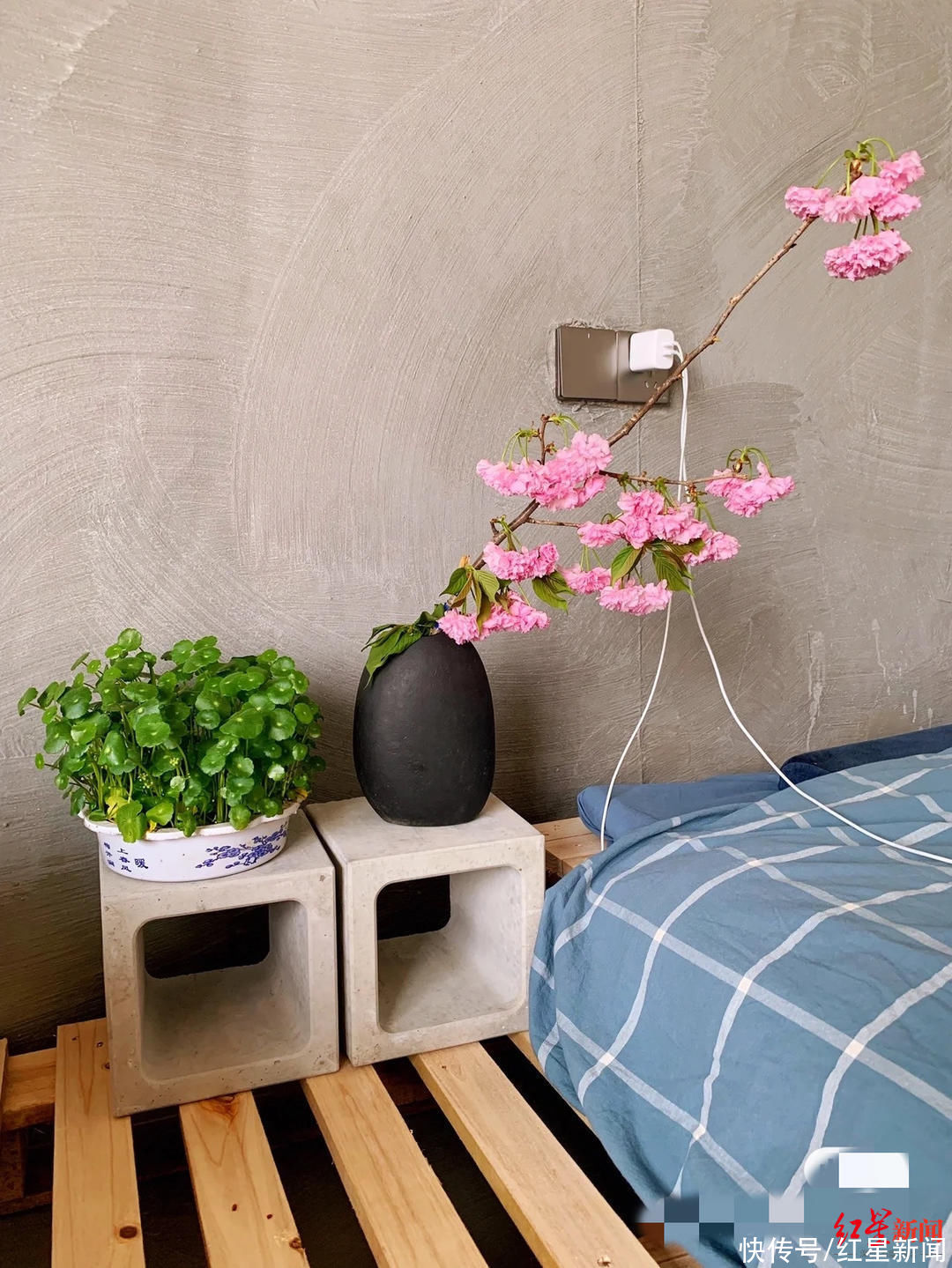 书桌|24岁小伙住进毛坯房自己动手装修:“虽简陋但有归宿感,将来接家人一起住”