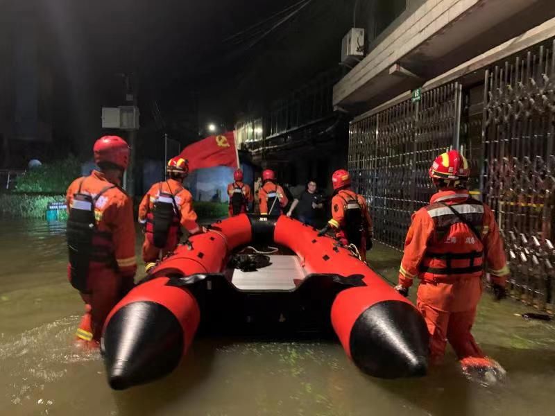 廊下镇|金山部分小区积水严重，孕妇老人被困家中，消防救援紧急出动