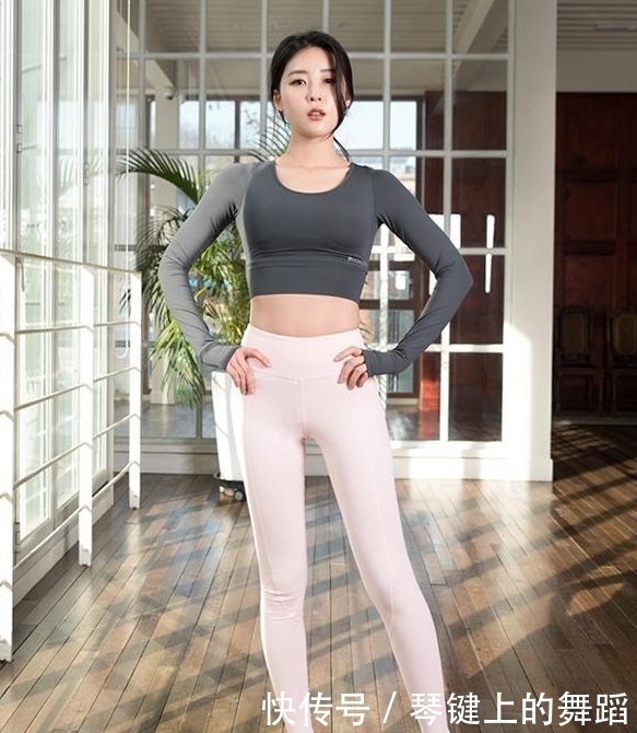 凹凸|小鸟依人的美女亭亭玉立,搭配打底裤后,展现凹凸有致的丰腴身材