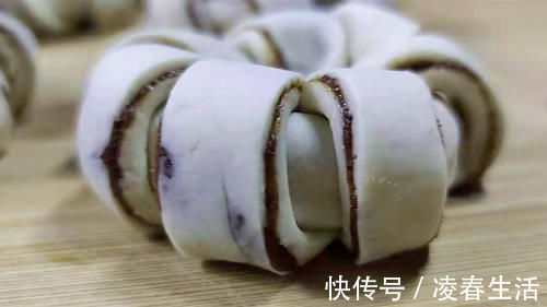 面点师这样做豆沙包,好吃又好看,简单好学,一切一卷就好