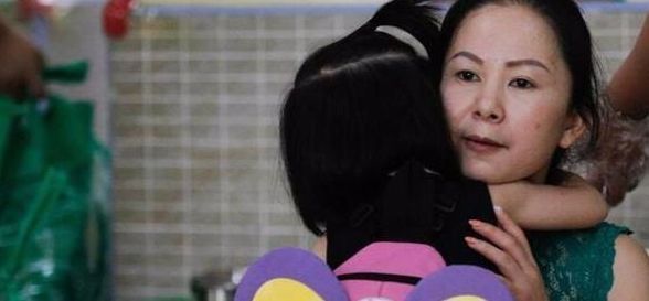 同学|孩子被同学推倒摔伤,爸爸群里说了这段话,家长纷纷说他情商高