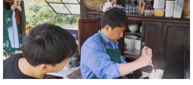 做飯|張藝興做5道菜8個人不夠吃，彭彭幫忙被忽視，黃磊夸贊背后是偏愛