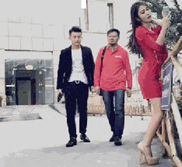 |搞笑GIF:妈呀,这魔鬼的步伐,摔得可不轻