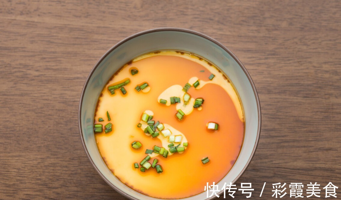 蛋羹|蒸鸡蛋羹,别直接加水就蒸,牢记3个技巧,蛋羹更嫩滑更平整