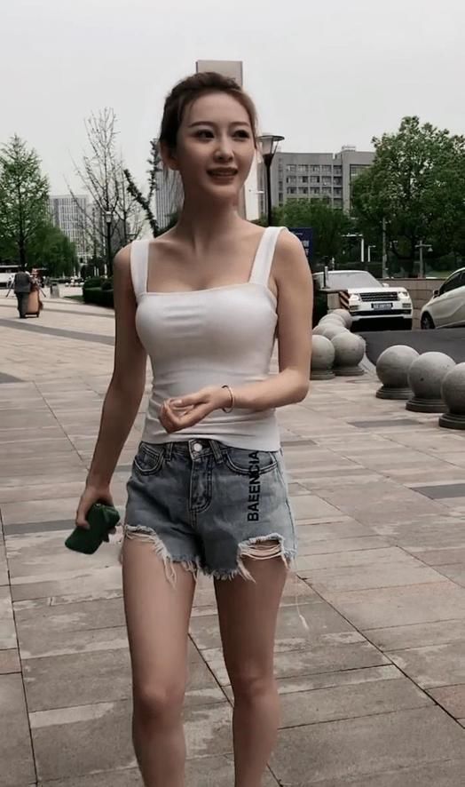 小姐姐水灵秀气,优雅又显魅力,就是这么的有魅力