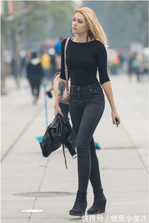 高挑 黑色的打底衫配上深灰色的牛仔裤,既简约又显瘦,美得大方高挑