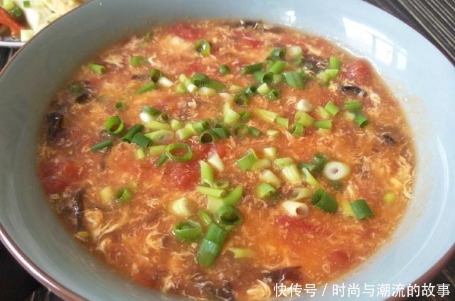  西红柿鸡蛋汤，处理好1个小细节，汤汁浓郁，味道更香