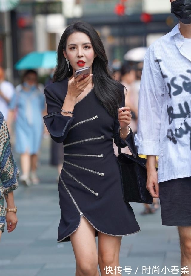 连衣裙 简约风格的藏青色连衣裙,加上六条拉链做装饰,精致又颇具正式感