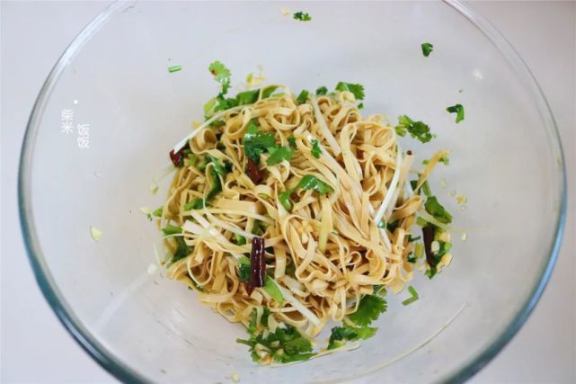 夏天最受欢迎的豆腐皮吃法，一煮一拌就上桌，软嫩入味特好吃