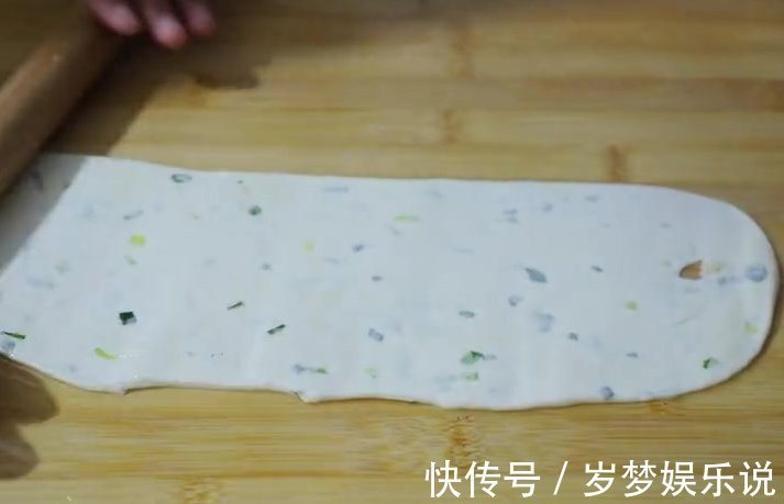 葱花饼|做法超简单的葱花饼，一口酥脆，葱香十足，好吃到停不下来