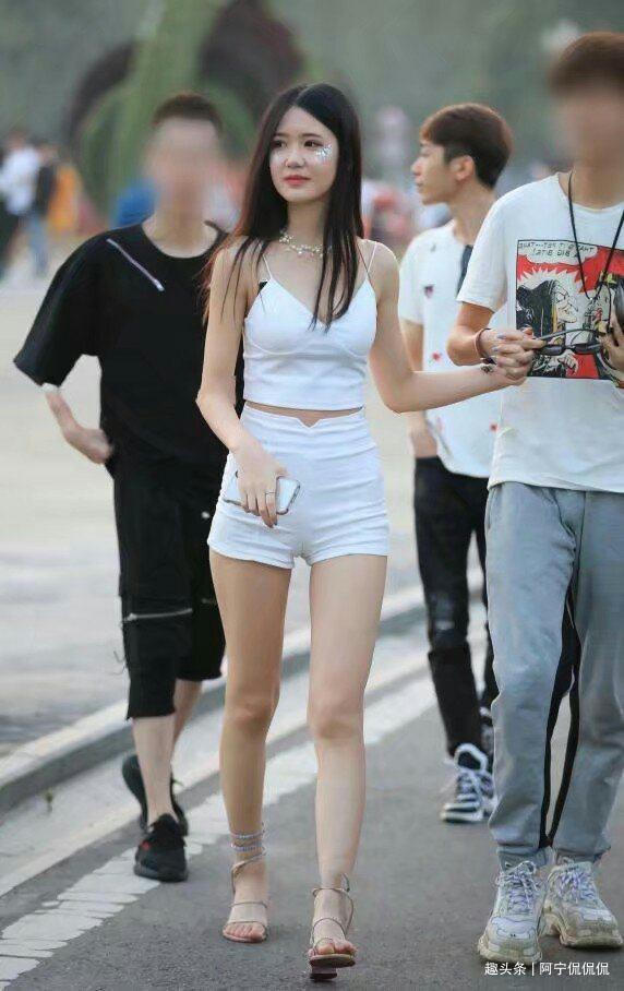 高贵美丽的白色牛仔短裤美女，妙湾气质的曲线美清新动人