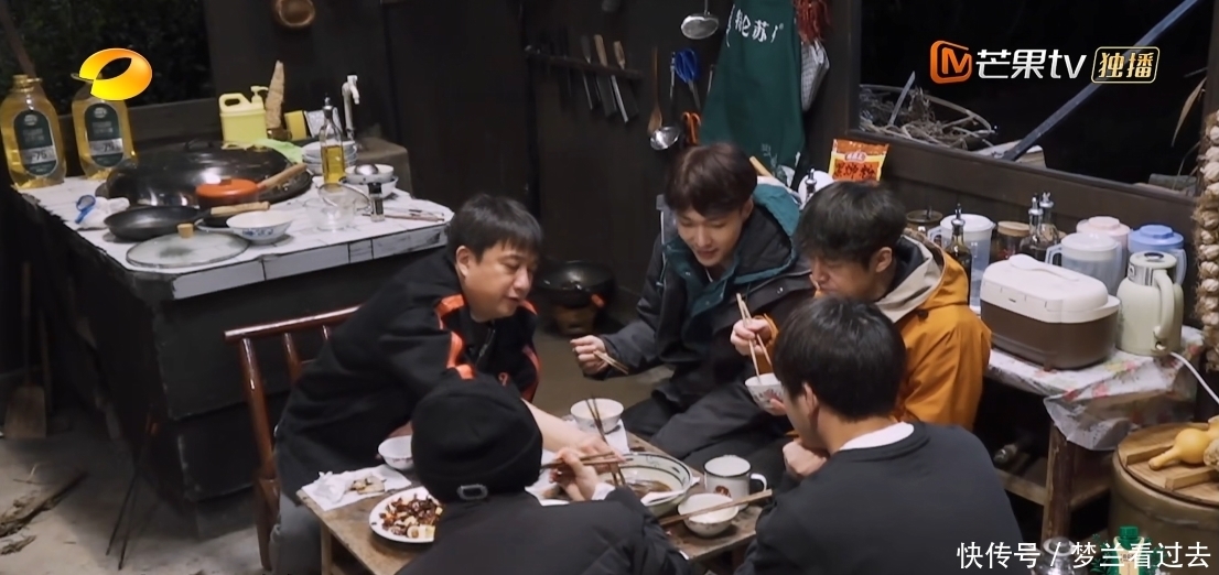 吃苦是作秀?《向往5》镜头扫到外卖盒饭,节目组对张艺兴太宠爱