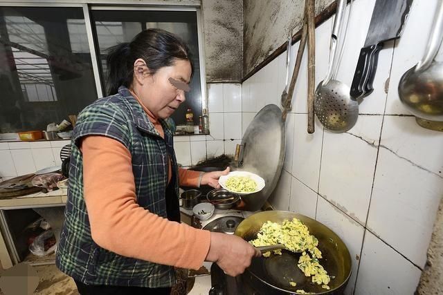 娟子|我妈抢着给孩子冲奶粉,可孩子哭着不喝,尝完奶粉后,我尖叫三声