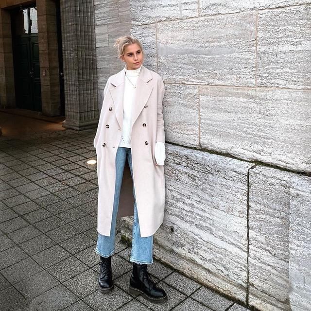 最近火了一种穿法叫“短靴+九分裤”，显高又飒爽，时髦一整冬