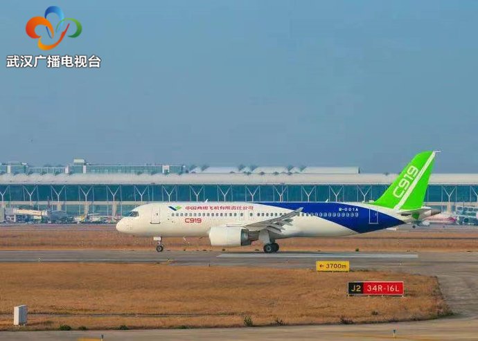 东航与中国商飞正式签署首批5架C919购机合同 将成为全球首家运营国产大飞机的航空公司