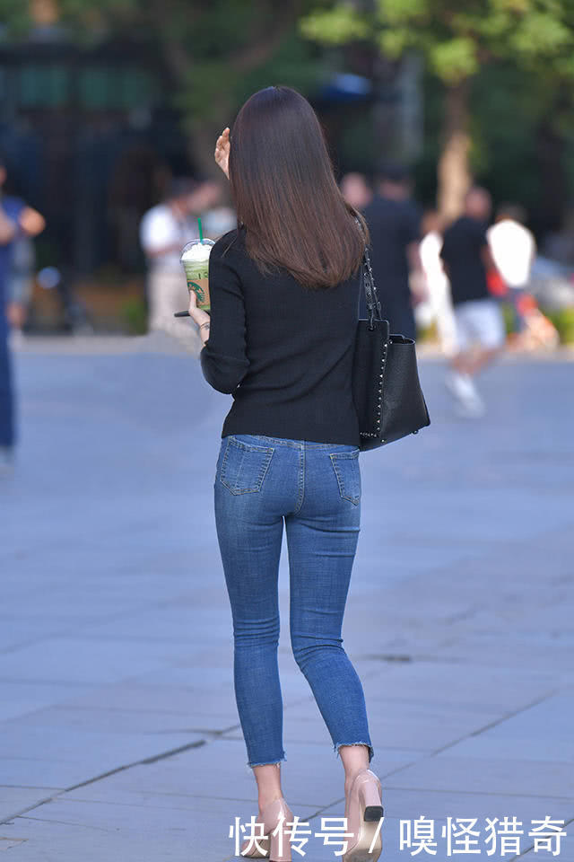 美女|街拍美女:穿牛仔裤的长腿小姐姐,独具时尚魅力