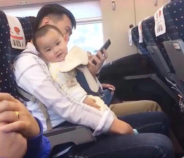 小宝宝|爸爸独自带宝宝坐高铁,全程不吵不闹,网友笑的好甜