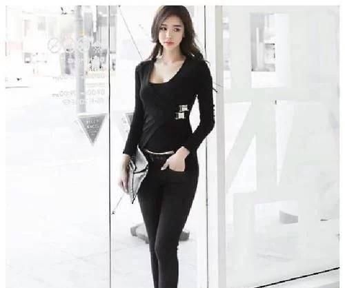 紧身牛仔裤小姐姐,身材饱满线条紧致,散发成熟女人味