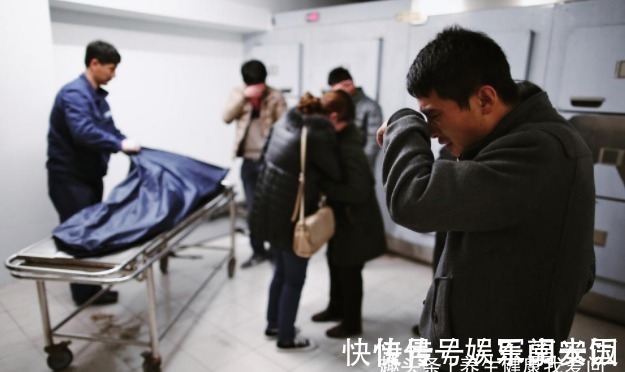 宝宝|1岁宝宝摔下床,奶奶一个大意的举动让娃停止呼吸,父母需重视