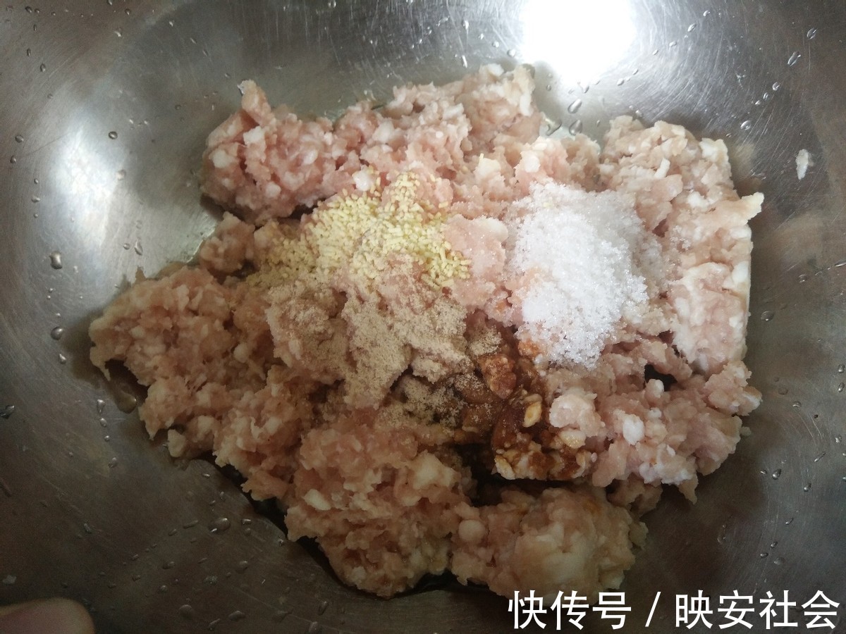 灌汤小笼包|会流汤的灌汤小笼包，皮薄多汁味道棒，很简单一看就会
