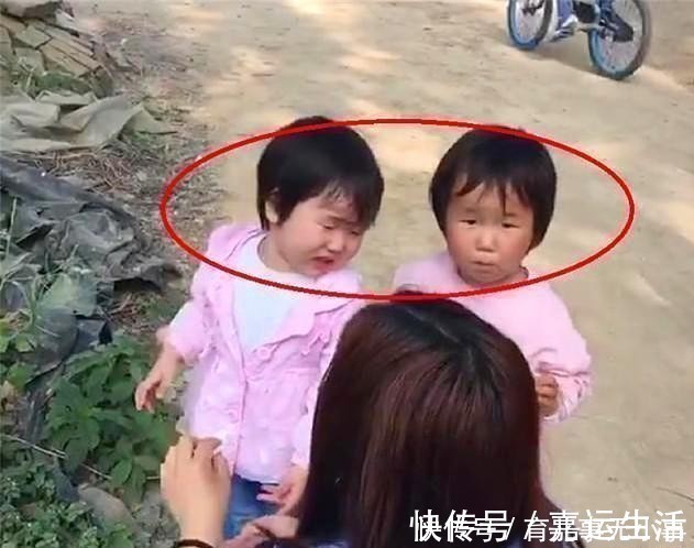 女儿|双胞胎女儿两地成长,一个在城市一个在农村,两年后再见妈妈后悔