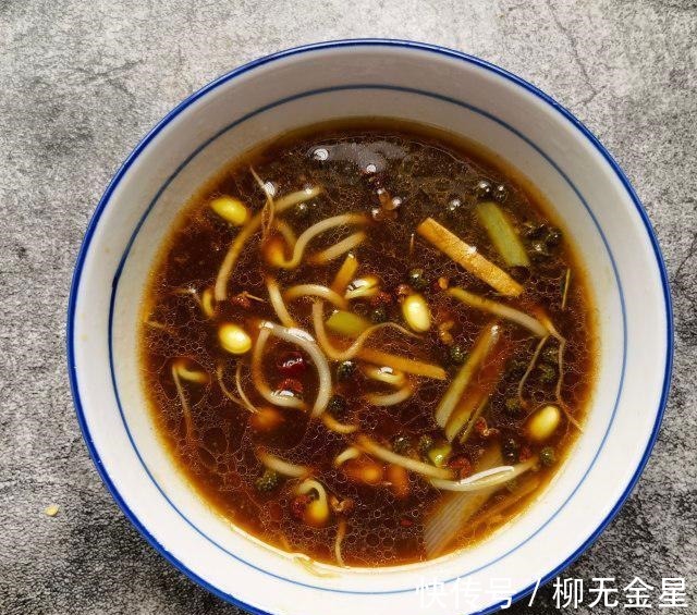 芹菜|芹菜肉丝蒸卤面,肉丝香嫩,芹菜色泽漂亮!