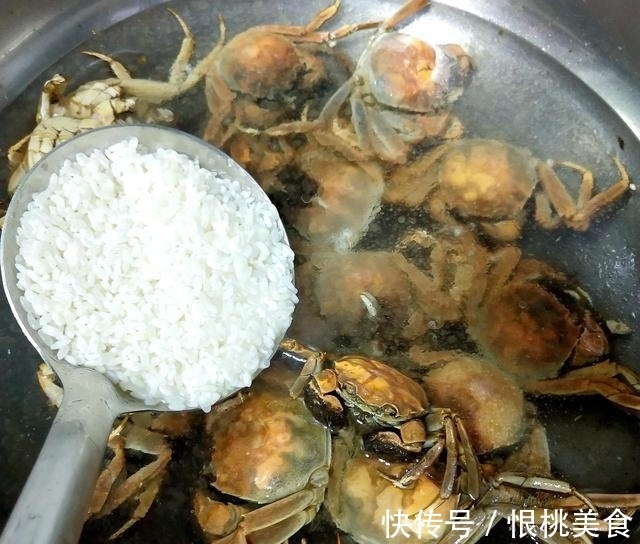 螃蟹怎么做好吃?此做法零厨艺最鲜美,一看即会,全家喜欢