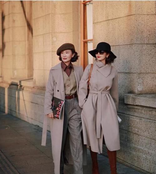 50岁的女人，大衣尽量别穿纯黑色，学三木妈妈这样搭，真优雅