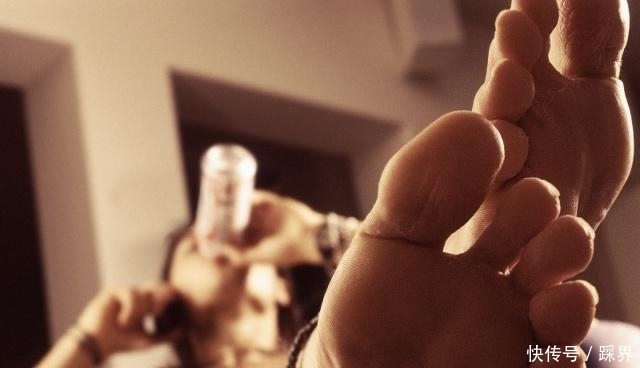 喝完白酒后睡觉,有时会口渴有时却没感觉?这是怎么回事?