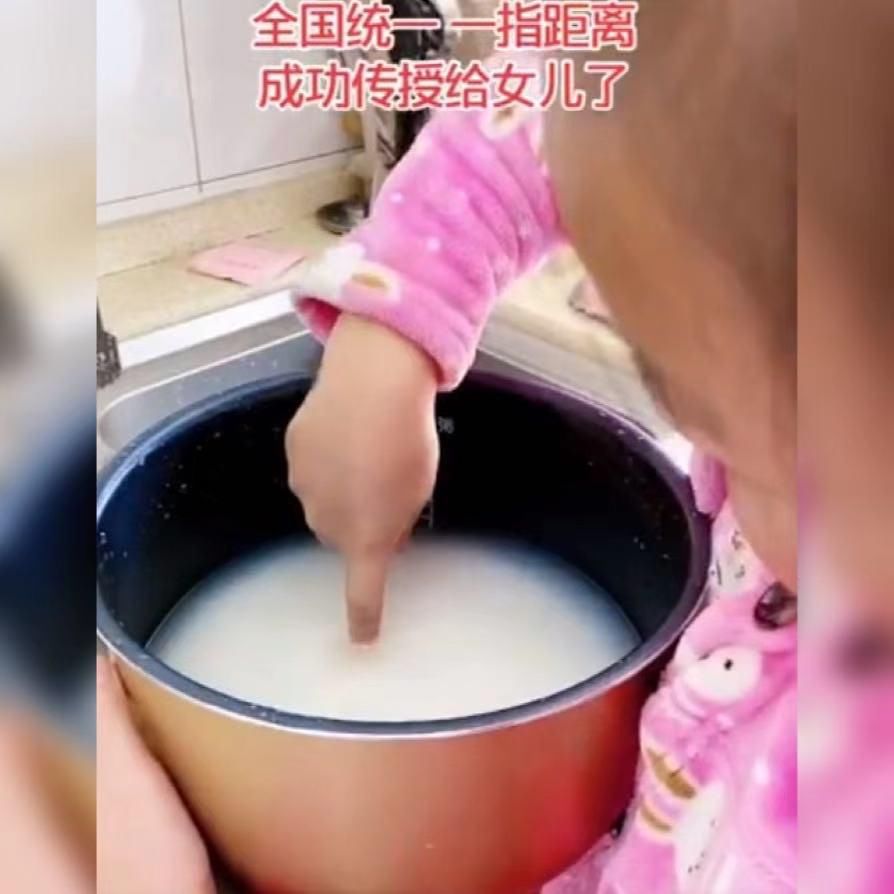 孩子做饭|小女孩用一指距离“蒸米饭”火了，网友：这是如何做到全国统一的