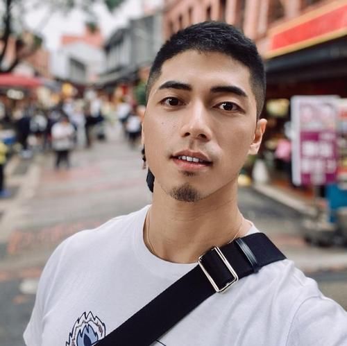 男生“两边铲光，中间留长”发型，剪这3款就够了，很帅气！