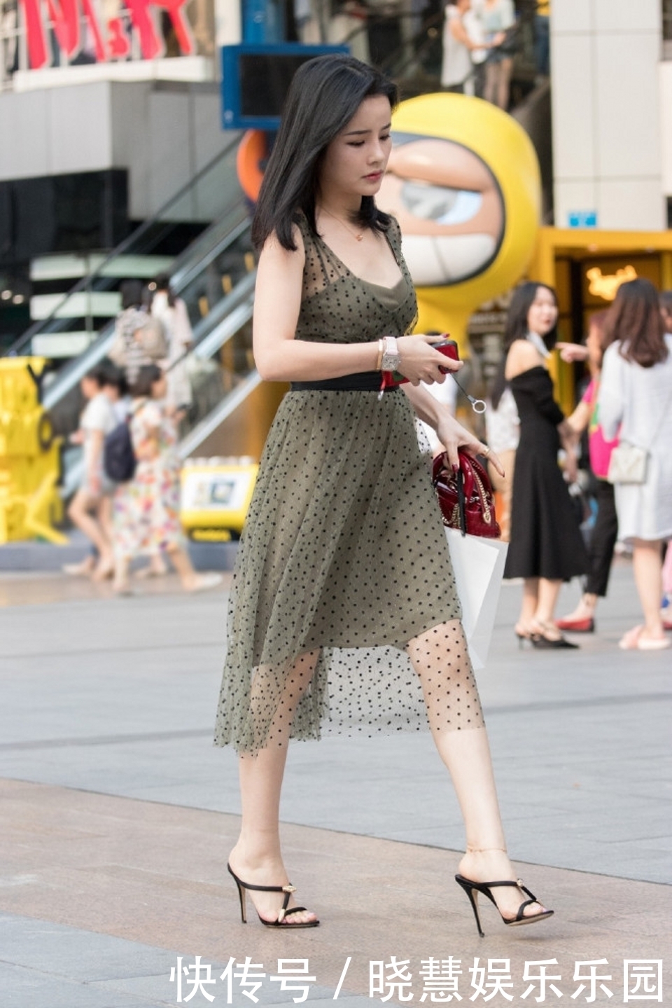 美女|路人街拍,美女上身选择了白色上衣,十分有魅力