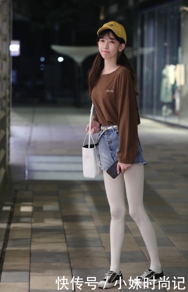 美女|街拍美女:卫衣裙穿上显胖10斤,除了瘦妹子谁敢穿