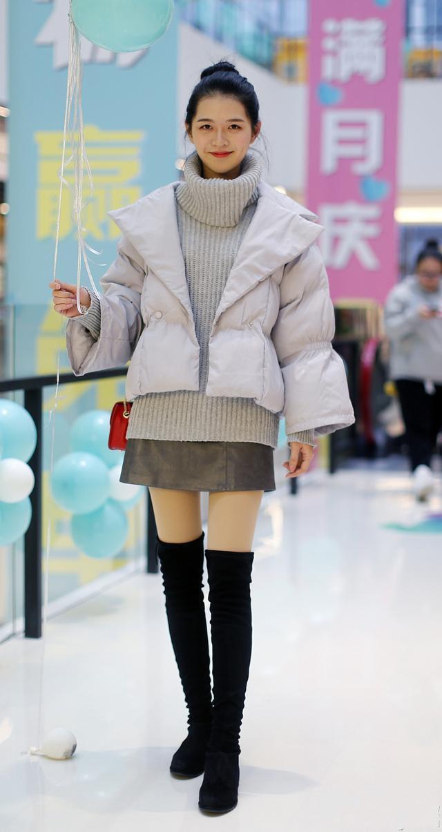 混搭 最近流行一种“混搭穿法”,叫“羽绒服+半裙”,小个子也适合