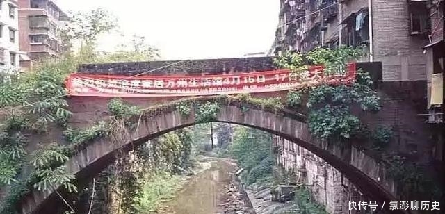 农村古桥下挂有1把古代宝剑,历经百年沧桑价值不菲,却为何无人敢拿?