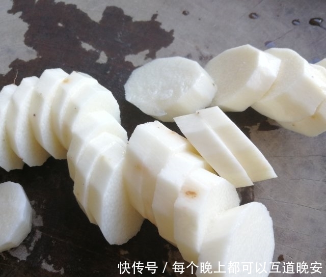 山药蒸鸡肉,香嫩入味,十分下饭