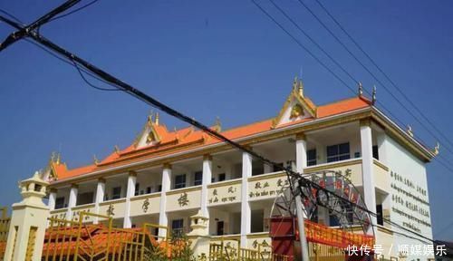 出国|神奇的房子,盖在两个国家,睡觉在中国,做个饭还要出国