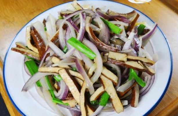  钙质|洋葱和它是绝配，每天炒一盘，简单易学，补钙质，孩子长个头