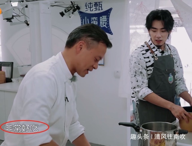 《中餐廳3》迎來新一任主廚，邊做飯邊唱歌，黃曉明給她打下手