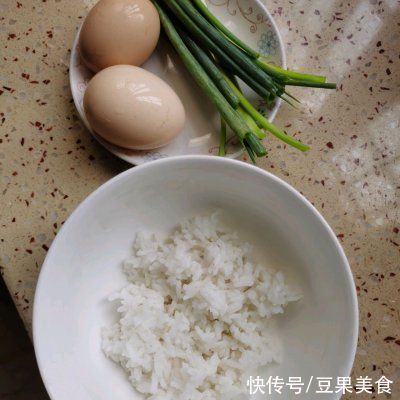 米饭鸡蛋煎饼|米饭鸡蛋煎饼中午刚做完，晚上又想吃了