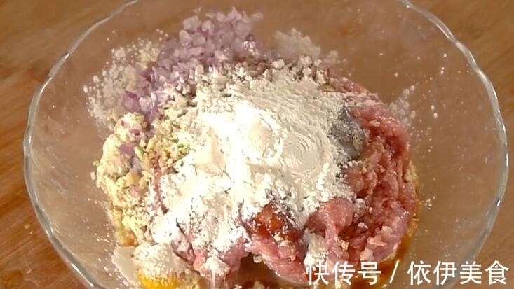 放油|做丸子时，需要放油吗？很多人第一步就做错，导致丸子不香不筋道