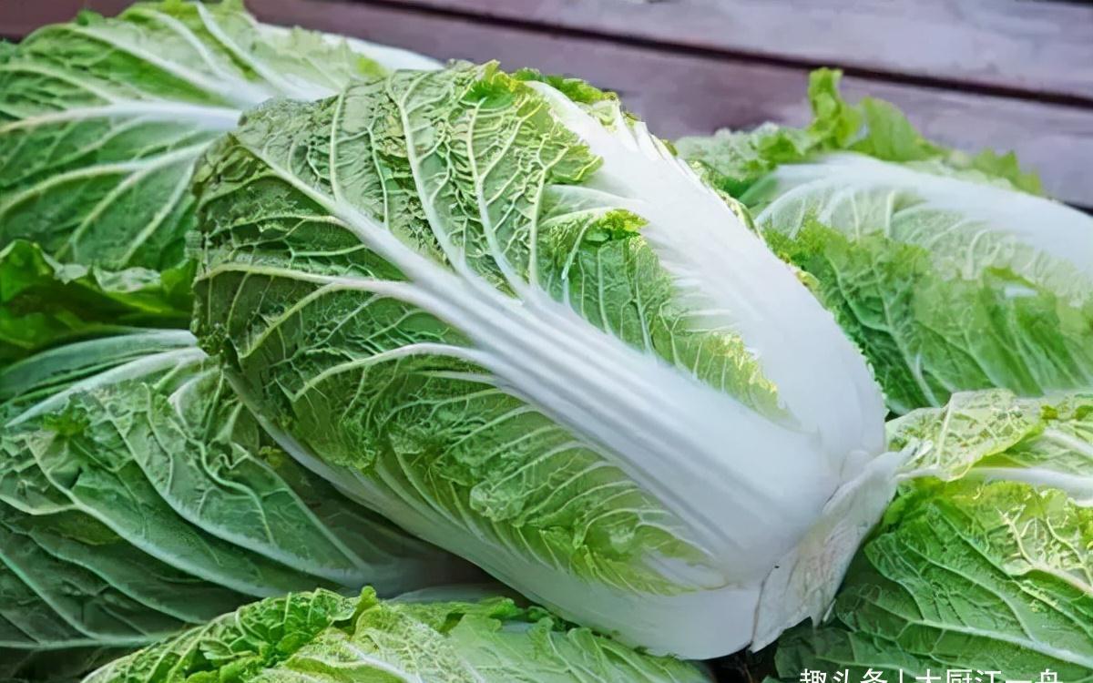 炒白菜时，最忌直接下锅炒！炒前记得多加这1步，白菜爽脆不出水