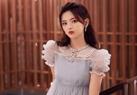 嘟嘴卖萌 杨超越综艺路透曝光,嘟嘴卖萌样样在行,同期录制嘉宾才是亮点