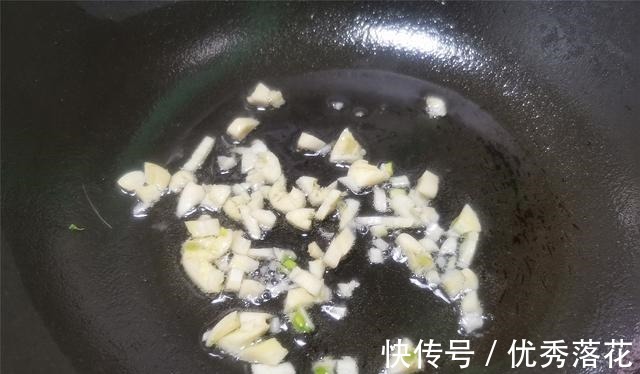这两种蔬菜,适合冬季吃,营养不输大鱼大肉,这个做法,脆嫩可口!